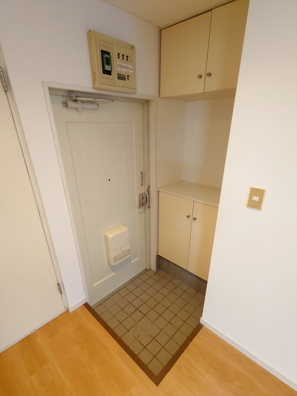 レジデンスこうだ 玄関