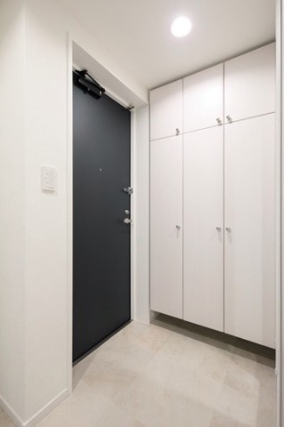 レジディア新川 玄関