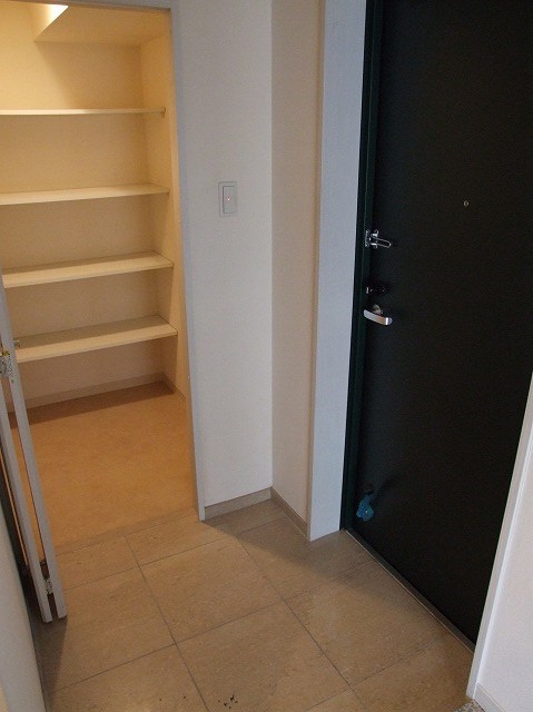 ロイヤルパークス新田 玄関