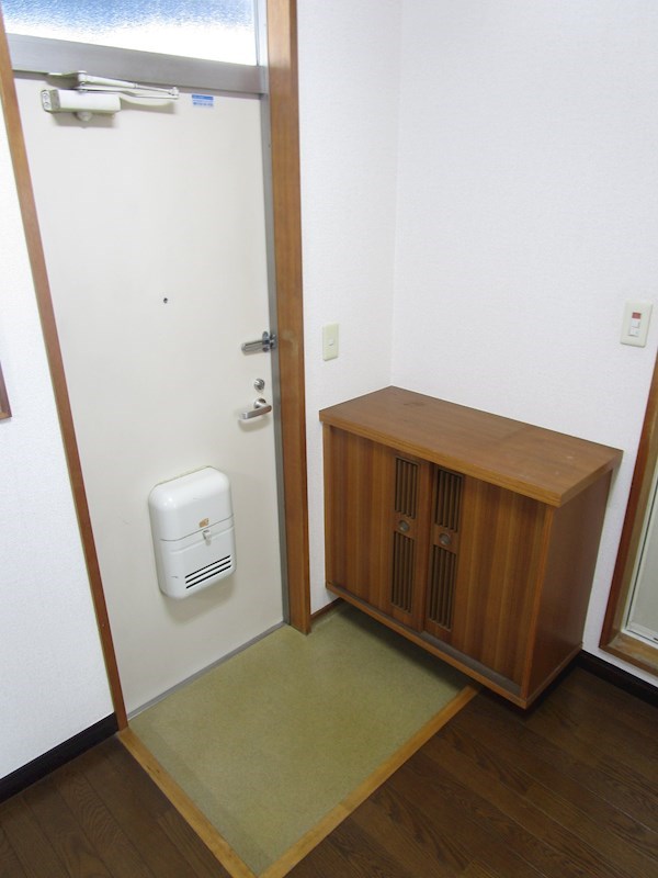 スリーウッド  玄関