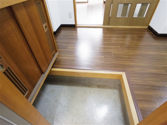 スリーウッド  玄関