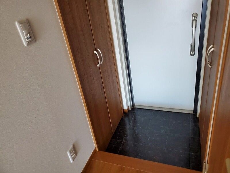 クイーンパレス浅伊 玄関