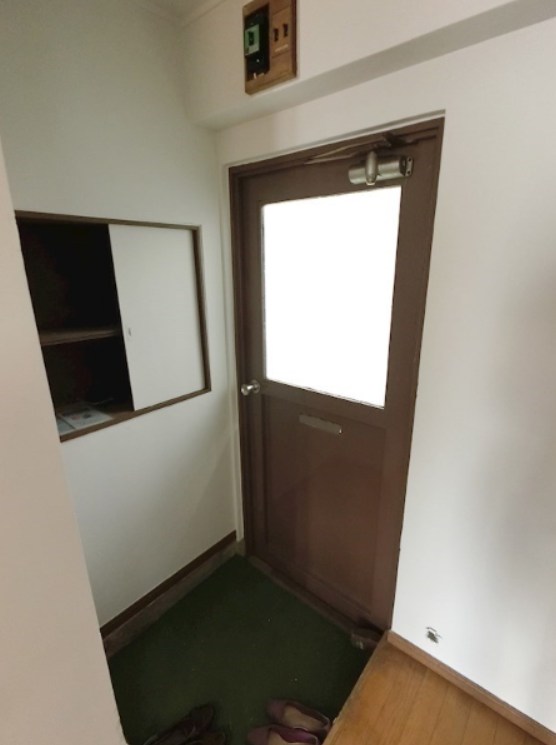 えいりハイツ 玄関