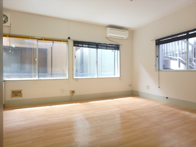 オカダビル リビング