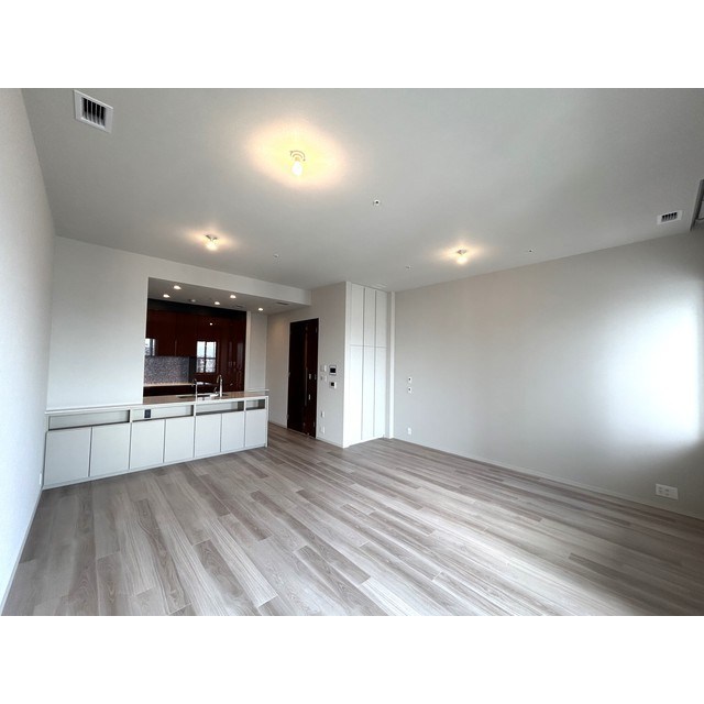 ＨＡＲＵＭＩ　ＦＬＡＧ　ＳＵＮ　ＶＩＬＬＡＧＥ　Ｔ棟 リビング