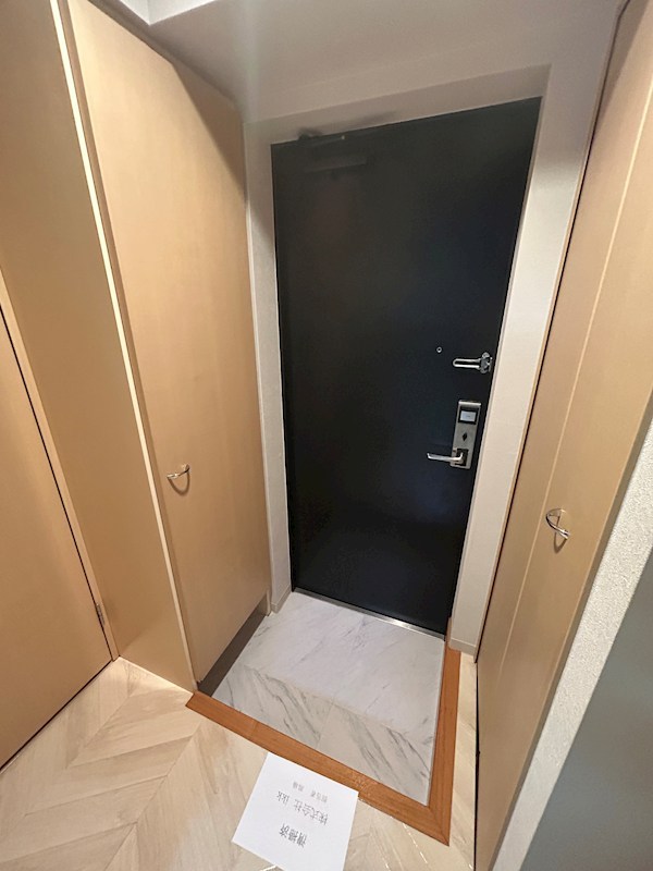 レニエ・ラ・ヴェルトゥ 玄関