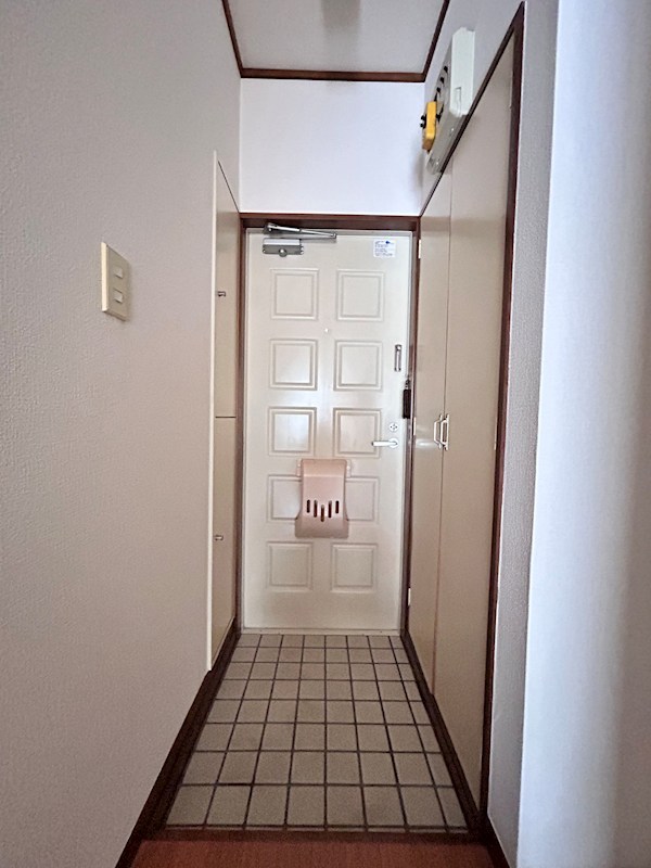 リバーハイツ池田 玄関
