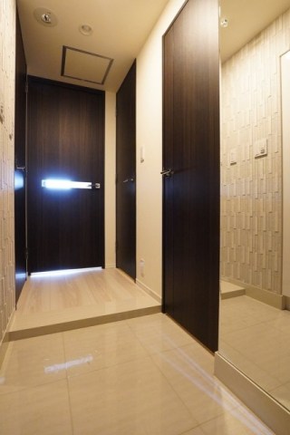 ドゥ・トゥール　イースト棟 玄関