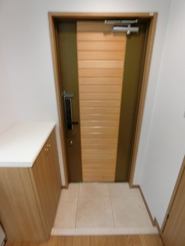 フォレストコートイースト 玄関