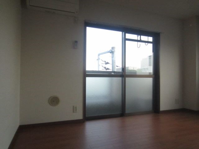 第10オカダビル リビング