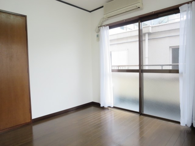 小高ビル ベッドルーム