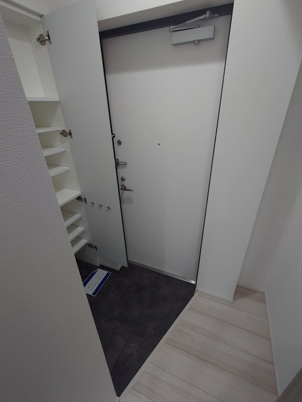 ルミーク根岸 玄関