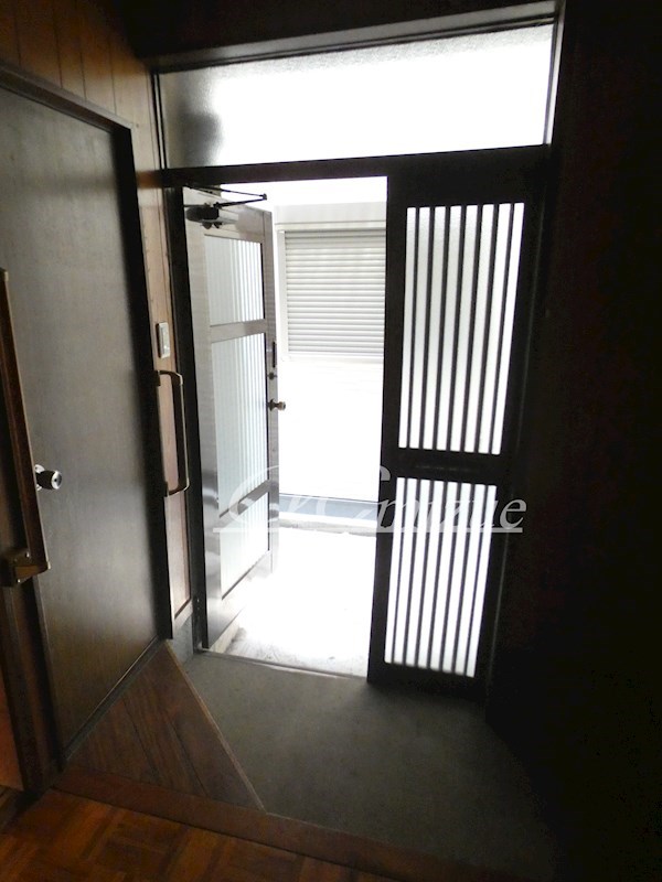 クリームハウス 玄関