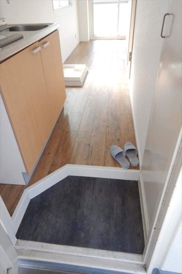 フローラ8 玄関