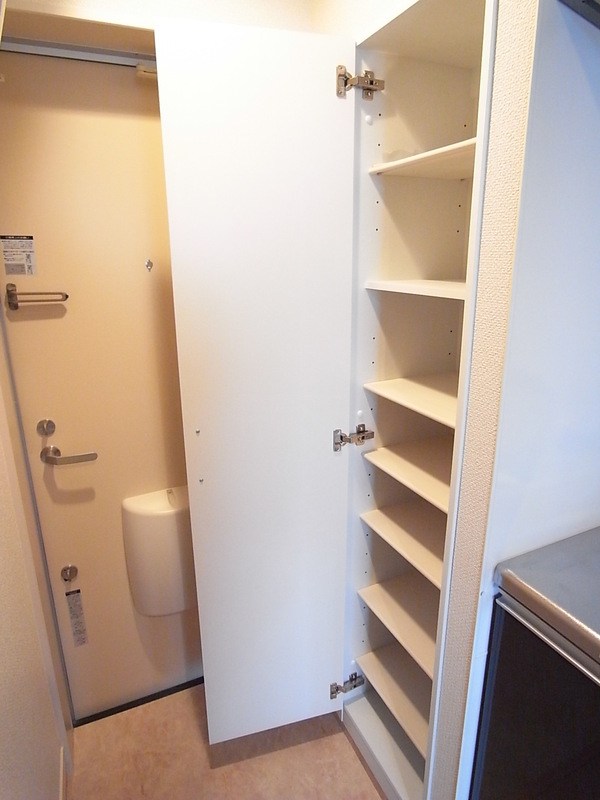 リブリ・アイリス・エンサータ 玄関