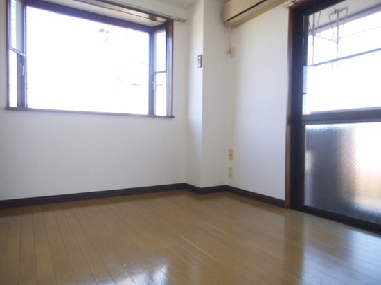 ロイヤルハイム上野 リビング