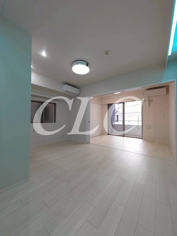 ラグジュアリーアパートメント三ノ輪   リビング