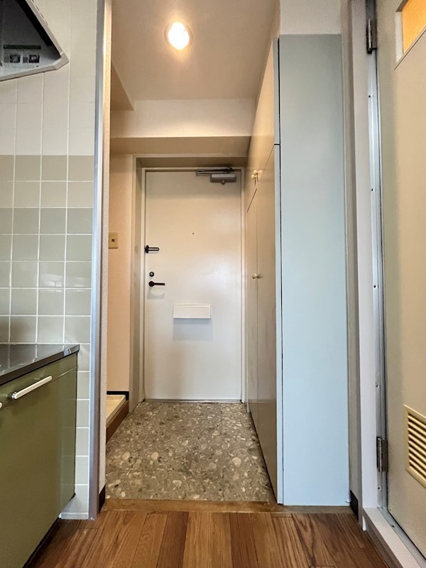 第8頼長ビル 玄関