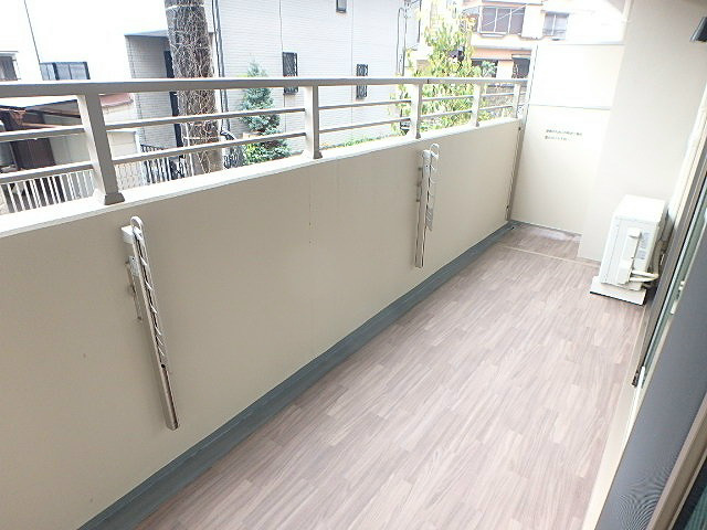 HIGASHIKOMATSUGAWA　APARTMENT ベランダ