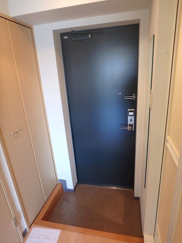 レニエ・ラ・ヴェルトゥ 玄関