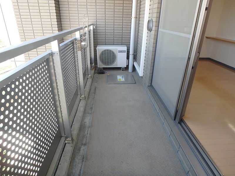 レニエ・ラ・ヴェルトゥ ベランダ