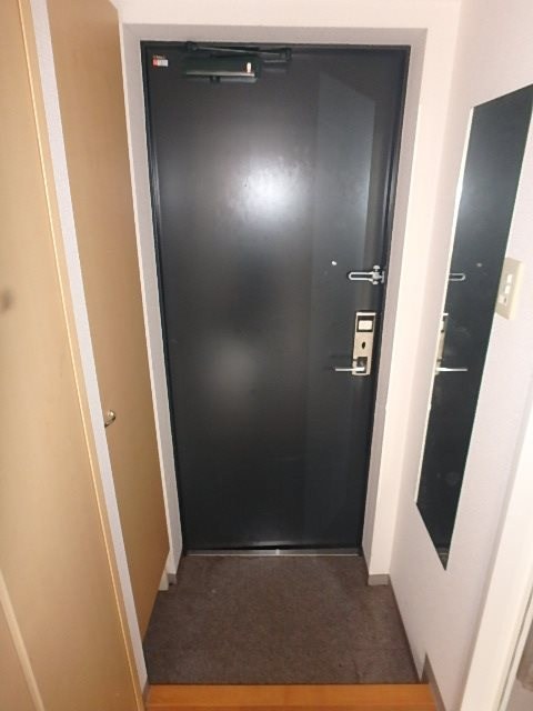 レニエ・ラ・ヴェルトゥ 玄関