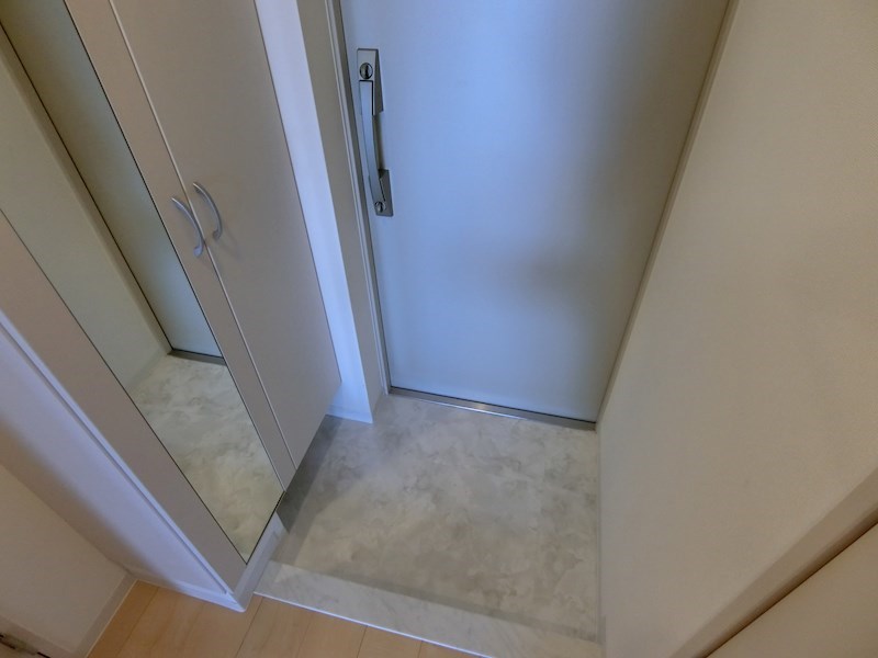 ホワイル椿 玄関