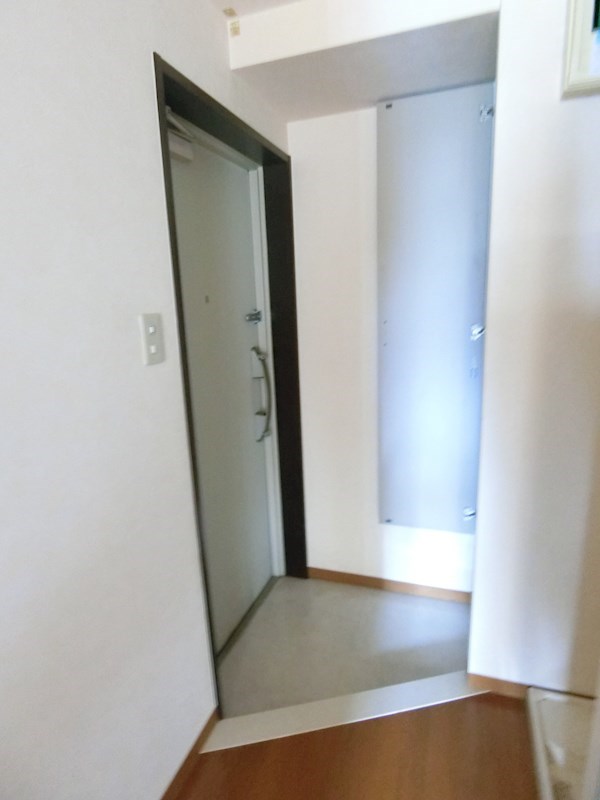 クレセント小台 玄関