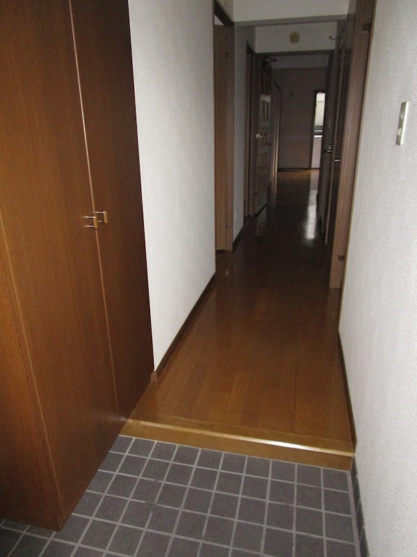 ラフィネス西新井 玄関