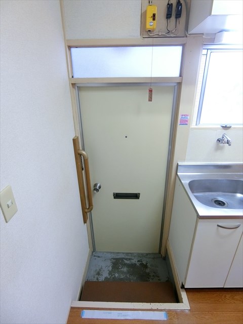 高野荘  玄関