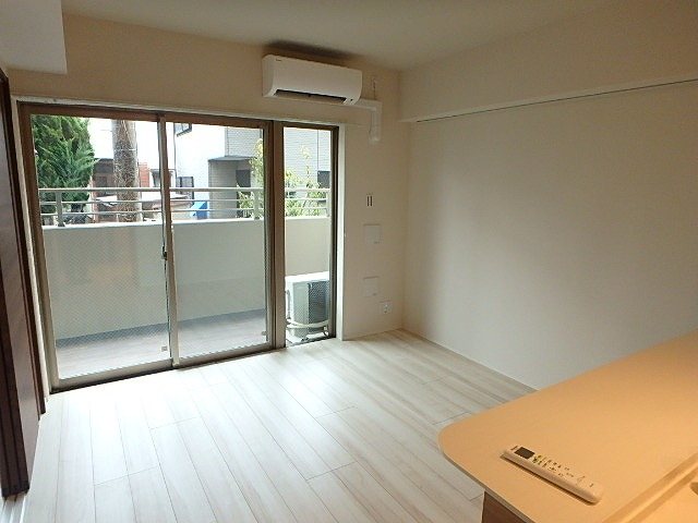 HIGASHIKOMATSUGAWA　APARTMENT リビング