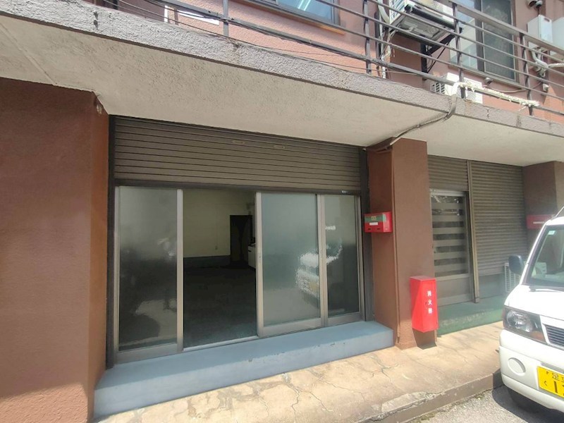 足立建築組合ビル 玄関