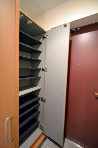 ルネ　シェスタ  玄関