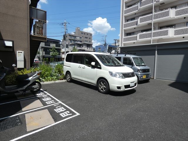 NEOグレイス綾瀬 駐車場