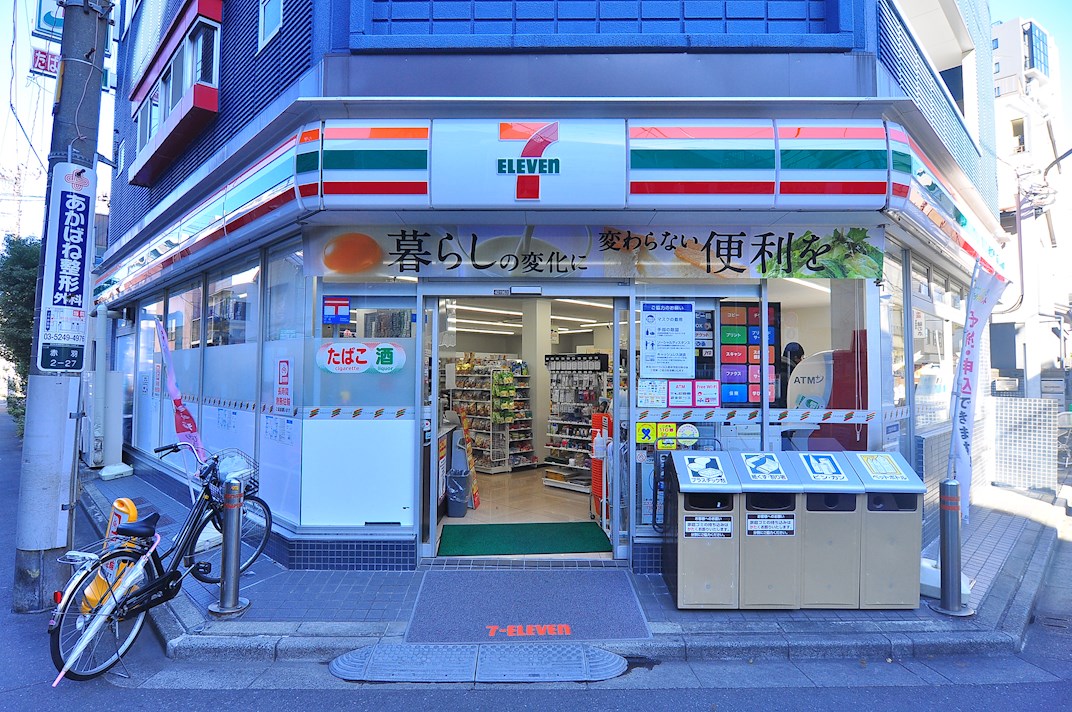 ソレアード志茂 コンビニ