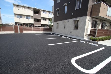 グランパティオB 駐車場