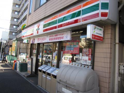 ハーモニーテラス十条 コンビニ