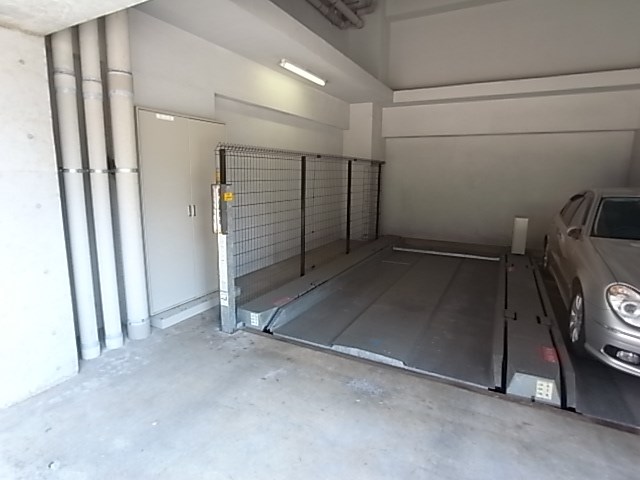 ヴィアーレ勾当台Ⅱ 駐車場