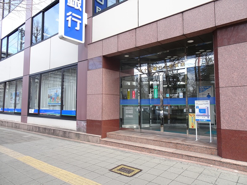 ヴィアーレ勾当台Ⅱ 銀行