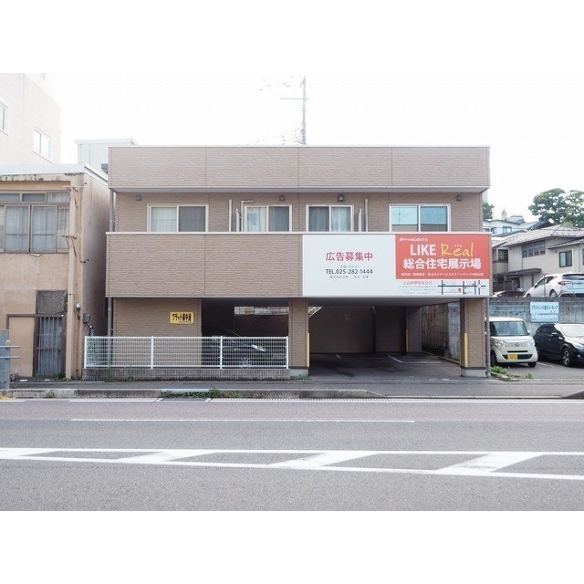 フラット東中通 201号室 外観