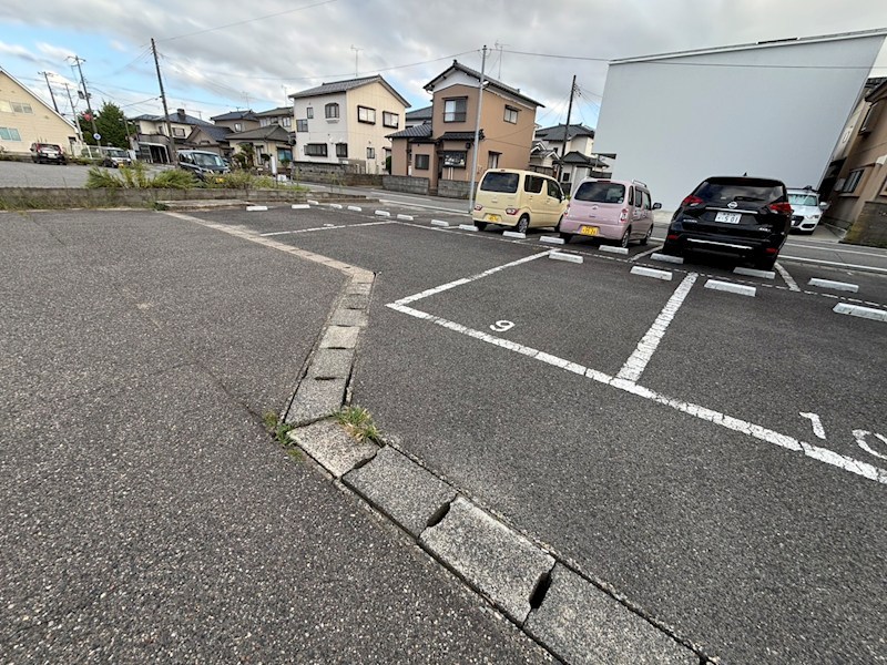 アン・ヴェルジュ 駐車場