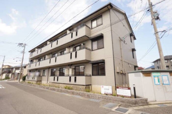 ロイヤルガーデン D102号室 外観