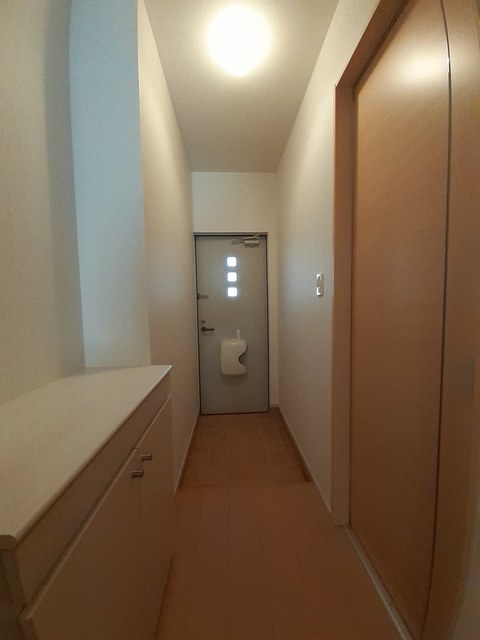 カサフェリスＣ 玄関