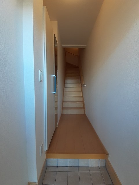 ニューロージーＡ 玄関