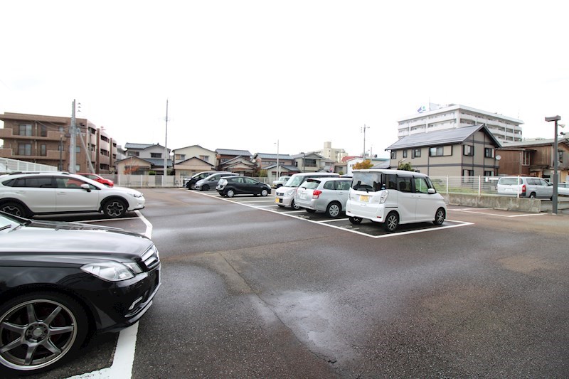 ファースト米山 駐車場