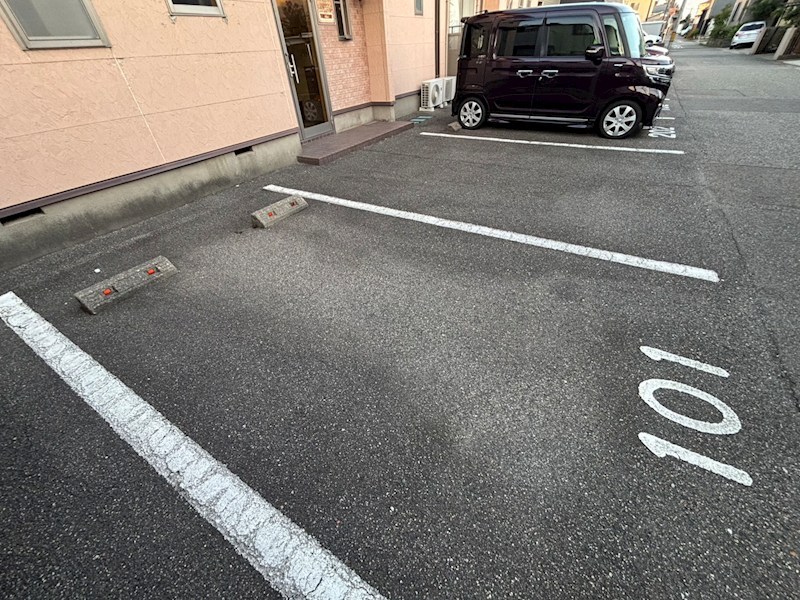 Nミレニアム 駐車場
