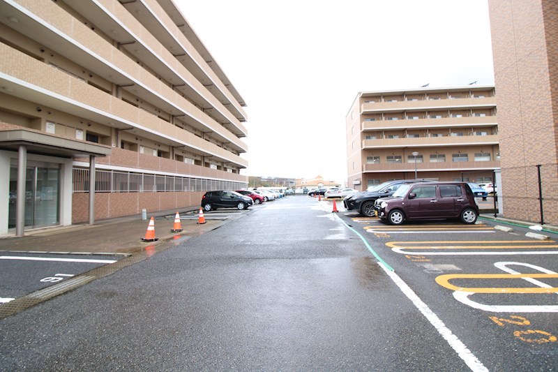 ファーストクラス中央インター 駐車場