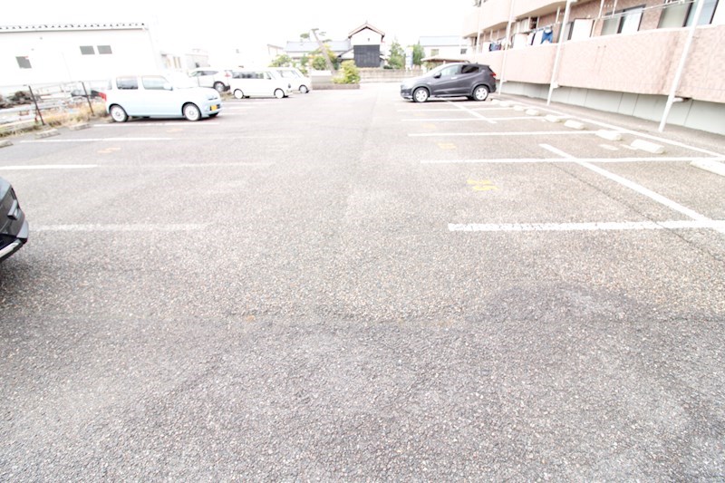 シャルム壱番館 駐車場