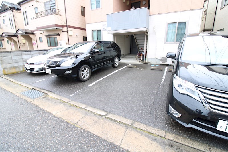 ラテール響 駐車場