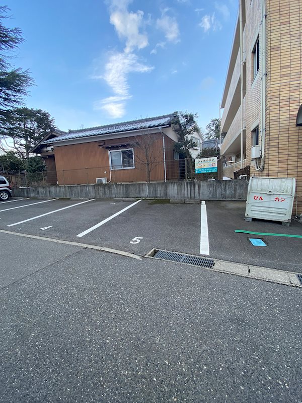 ウィスタリア 駐車場